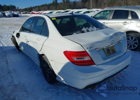 2013 Mercedes-Benz C 300 Luxury 4Matic/Sport 4Matic из США, поврежденный, VIN WDDGF8AB8DR266708